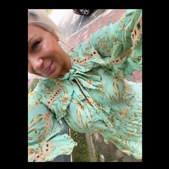 Meet your Posher, Crystal I buy a lot of clothes! - Picture 14 of 16